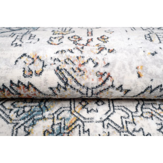 Koberec v krémovej farbe so vzorom