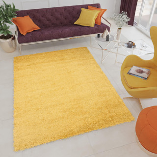 Koberec s hustým vlasom v zlatistej farbe