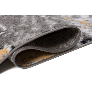 Sivo-žltý koberec so vzorom