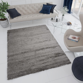 Chlpatý koberec v sivej farbe