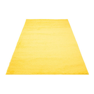 Chlpatý koberec v žltej farbe
