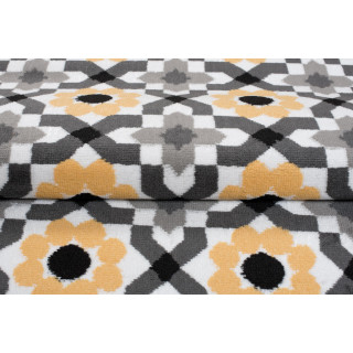 Sivý koberec so žltými kvetmi