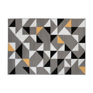 Sivý koberec s trojuholníkovým vzorom