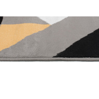 Sivý koberec s trojuholníkovým vzorom