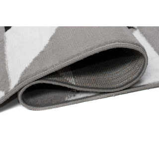 Sivý koberec s trojuholníkovým vzorom