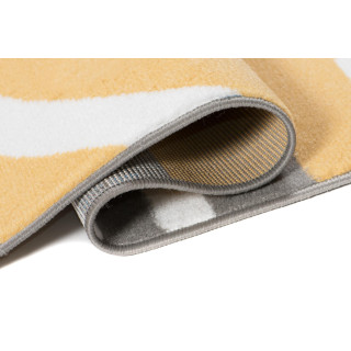 Žltý koberec s moderným vzorom