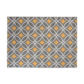 Sivo-žltý koberec so vzorom