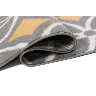 Sivo-žltý koberec so vzorom