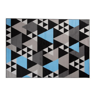 Čierno-modrý koberec s trojuholníkmi