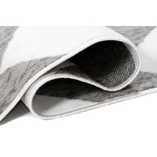 Sivý koberec s jednoduchým vzorom