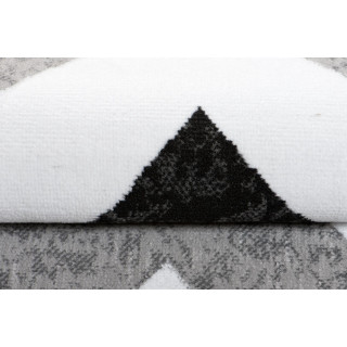 Sivý koberec s jednoduchým vzorom