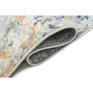 Vzorovaný farebný koberec