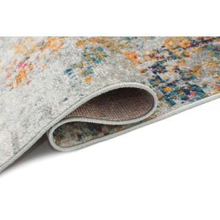 Farebný vzorovaný koberec