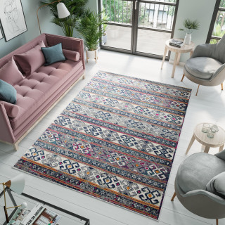 Farebný moderný koberec so vzorom