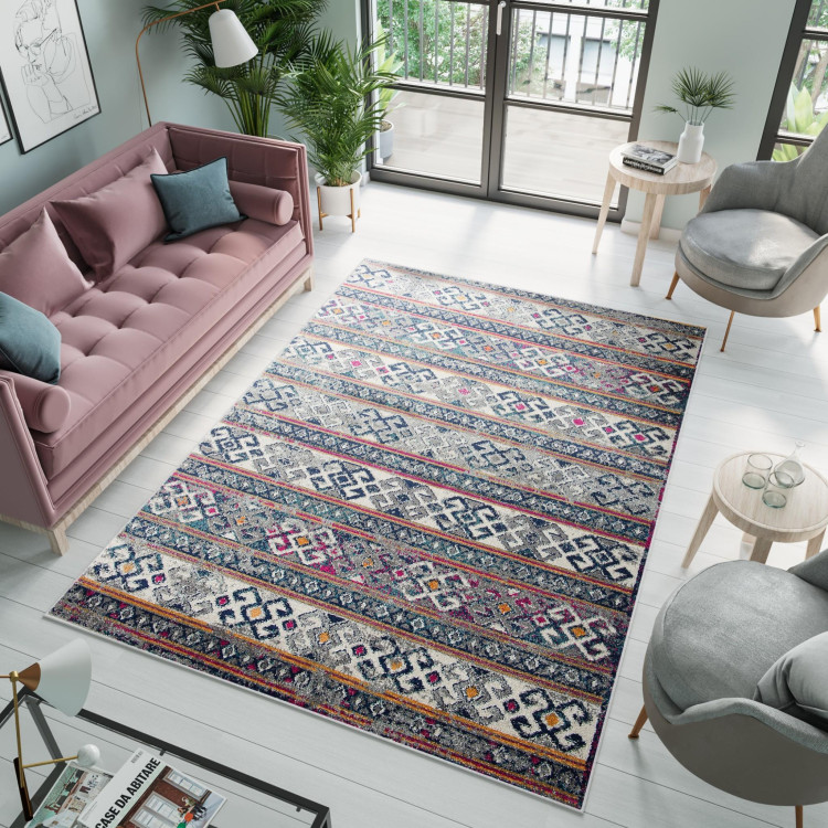 Farebný moderný koberec so vzorom