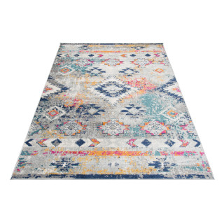 Farebný koberec s farebným motívom