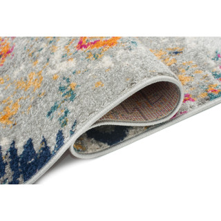 Farebný koberec s farebným motívom