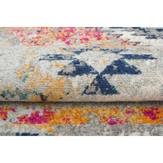 Farebný koberec s farebným motívom