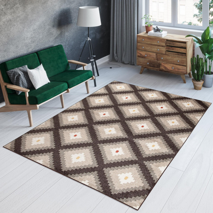 Tmavohnedý koberec so vzorom