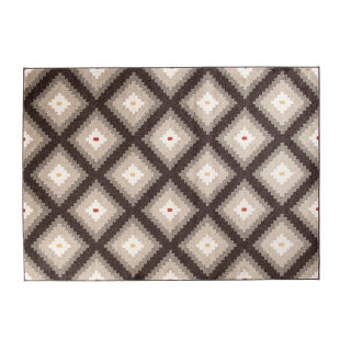 Tmavohnedý koberec so vzorom