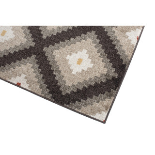 Tmavohnedý koberec so vzorom