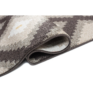 Tmavohnedý koberec so vzorom