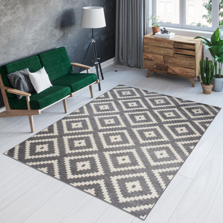 Moderný sivý koberec so vzorom