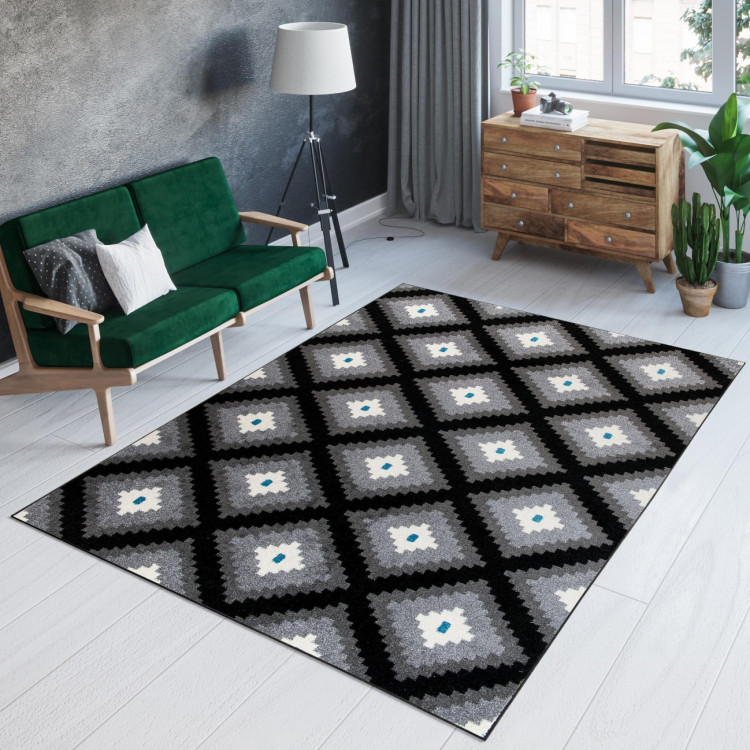 Čierny koberec so vzorom