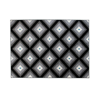 Čierny koberec so vzorom