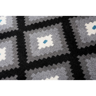 Čierny koberec so vzorom