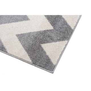 Sivý koberec s jednoduchým vzorom