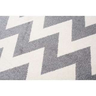 Sivý koberec s jednoduchým vzorom