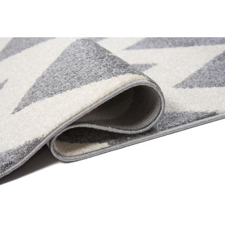 Sivý koberec s jednoduchým vzorom