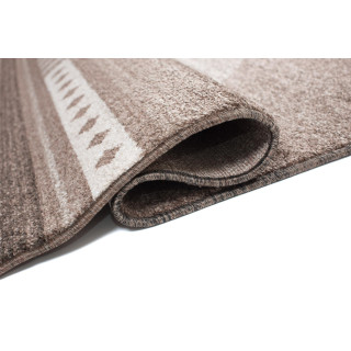 Tmavo béžový koberec so vzorom