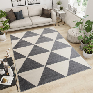 Sivý koberec s trojuholníkovým vzorom