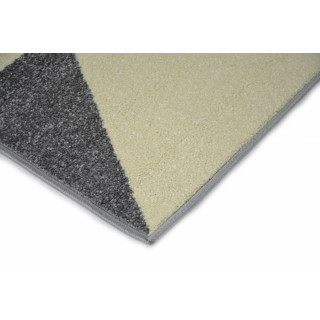 Sivý koberec s trojuholníkovým vzorom