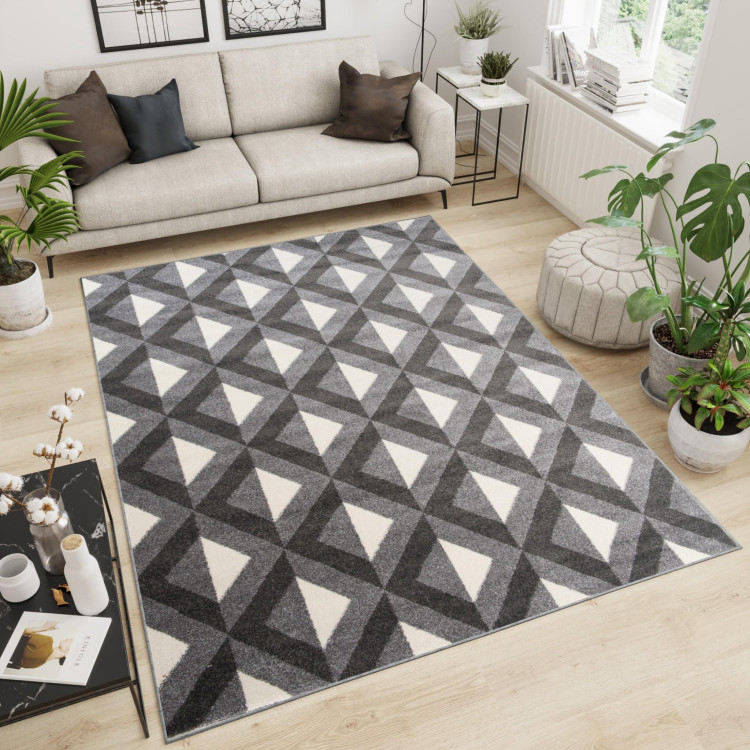 Koberec so vzorom sivej farby