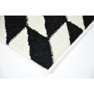 Koberec s moderným vzorom čiernobielej farby