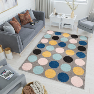 Sivý koberec s farebnými bodkami