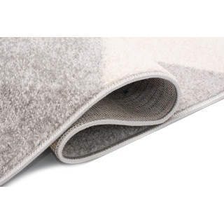 Viacfarebný koberec s trojuholníkmi