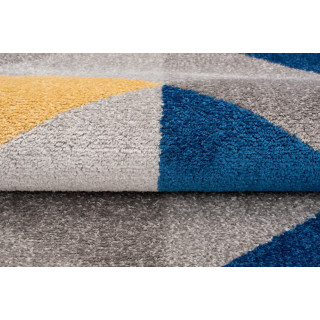 Viacfarebný koberec s trojuholníkmi