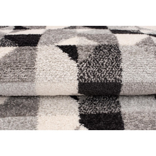 Sivý koberec so vzorom