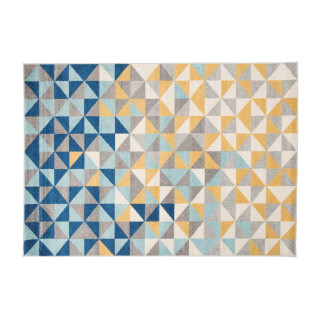 Farebný koberec so vzorom