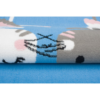 Detský koberec s mačičkami modrej farby