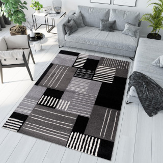 Čierny koberec s bielym vzorom