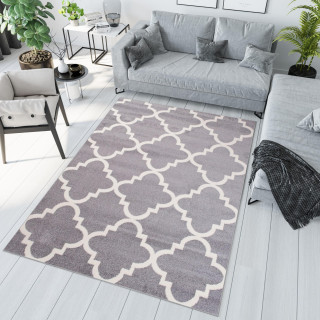 Koberec v sivej farbe so vzorom