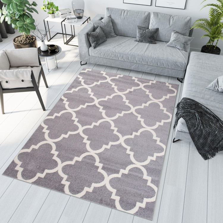 Koberec v sivej farbe so vzorom