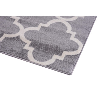 Koberec v sivej farbe so vzorom