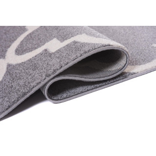 Koberec v sivej farbe so vzorom