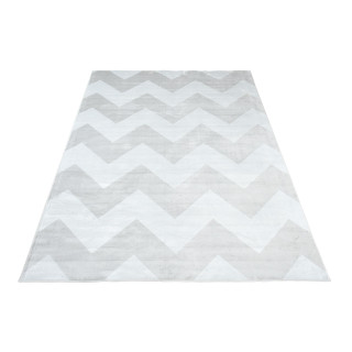 Strieborný koberec s jednoduchým vzorom